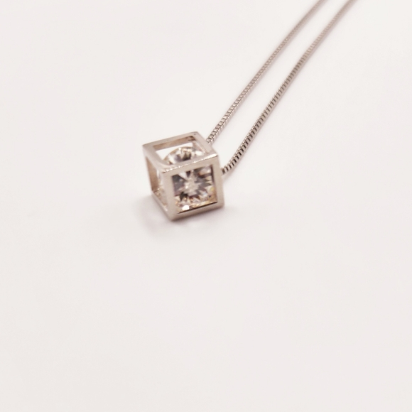 Floating 0.5 carat moissanite pendant - Picture 3 of 7